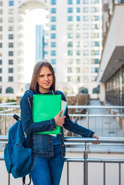 Elinde Kitap Tutan Sırt Çantası Takan Liseli Kız Öğrencilere Uzun — Stok fotoğraf
