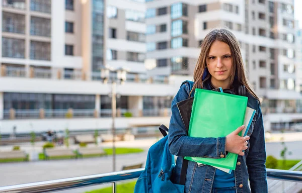Επιστροφή Στο Σχολείο Έφηβη Μαθήτρια Κρατώντας Βιβλία Και Σημειώματα Φορώντας — Φωτογραφία Αρχείου