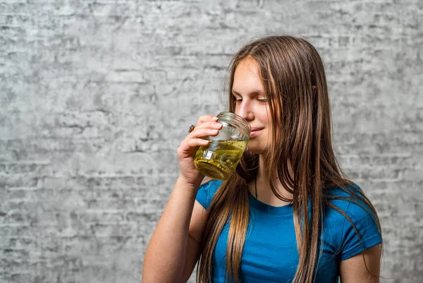 Retrato Jovem Adolescente Morena Com Bebida Cabelo Longo Suco Pickle — Fotografia de Stock