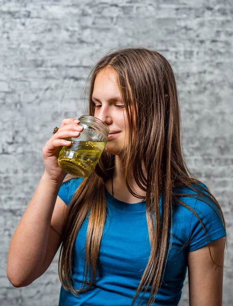Retrato Jovem Adolescente Morena Com Bebida Cabelo Longo Suco Pickle — Fotografia de Stock