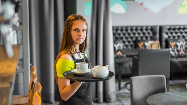 Retrato Jovem Garçonete Café Menina Garçom Mantém Cachos Uma Bandeja — Fotografia de Stock