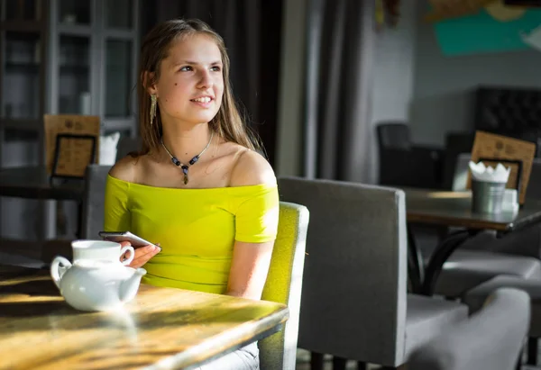 Retrato Jovem Adolescente Morena Com Cabelos Longos Sentado Interior Café — Fotografia de Stock