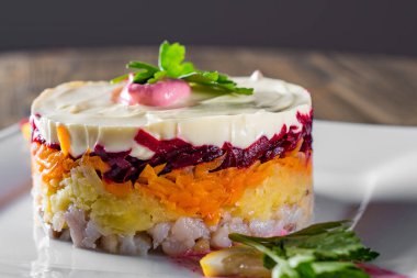 ringa balığı, pancar, havuç, soğan, patates ve yumurta yakın çekim wwoden masada bir tabak tabak tabak tabak tabak tabak tabak tabak tabak tabak tabak tabak tabak tabak tabak tabak tabak tabak tabak tabak tabak tabak tabak tabak tabak tabak tabak tabak