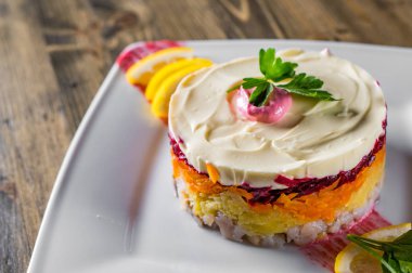 ringa balığı, pancar, havuç, soğan, patates ve yumurta yakın çekim wwoden masada bir tabak tabak tabak tabak tabak tabak tabak tabak tabak tabak tabak tabak tabak tabak tabak tabak tabak tabak tabak tabak tabak tabak tabak tabak tabak tabak tabak tabak