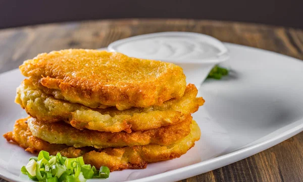 Panquecas Batata Com Nata Azeda Uma Chapa Mesa Madeira — Fotografia de Stock