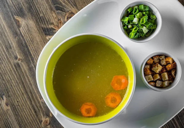 Sopa Frango Com Cebola Verde Croutons Tigela Mesa Madeira — Fotografia de Stock