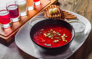 Pancar çorbası. Geleneksel Ukrayna ya da Rus çorbası. Ahşap masada bir kasede ekşi krema.