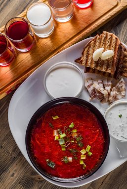 Pancar çorbası. Geleneksel Ukrayna ya da Rus çorbası. Ahşap masada bir kasede ekşi krema.