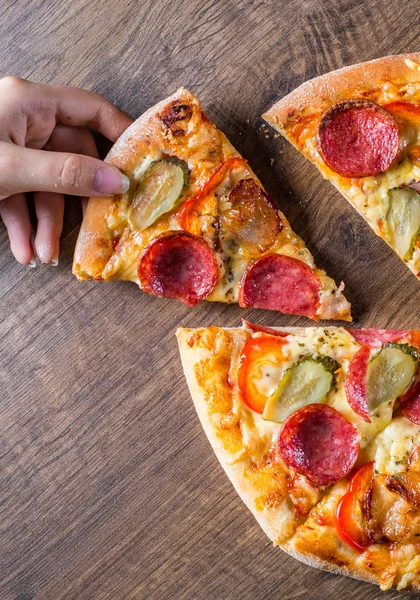 Női Kéz Vesz Egy Szelet Pepperoni Pizza Mozzarella Sajt Szalámi — Stock Fotó