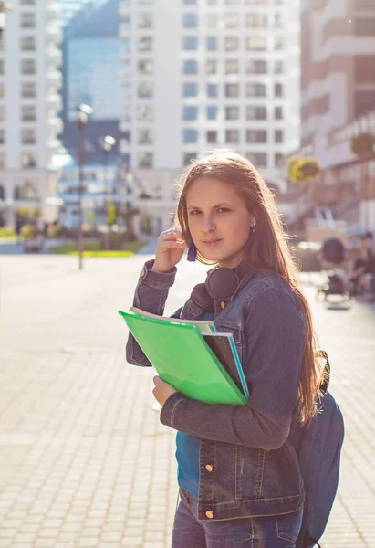 Terug Naar School Tienermeisje Met Boeken Notitieboekjes Rugzak Outdoor Portret — Stockfoto