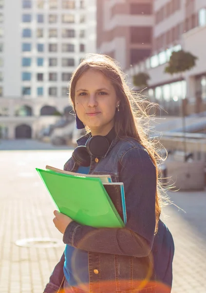 Ritorno Scuola Studentessa Adolescente Possesso Libri Taccuini Con Indosso Zaino — Foto Stock