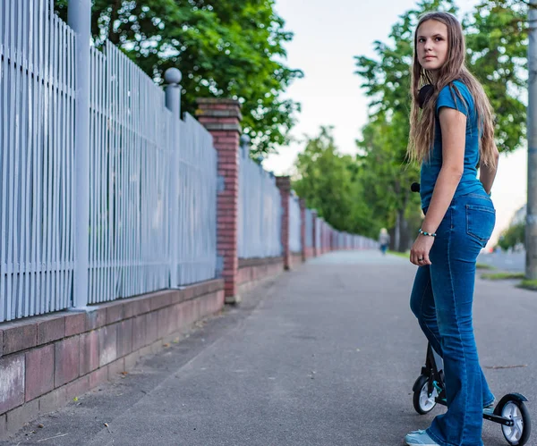 Odkryty Portret Młodego Nastolatka Brunetka Dziewczyna Długimi Włosami Jazdy Skuter — Zdjęcie stockowe