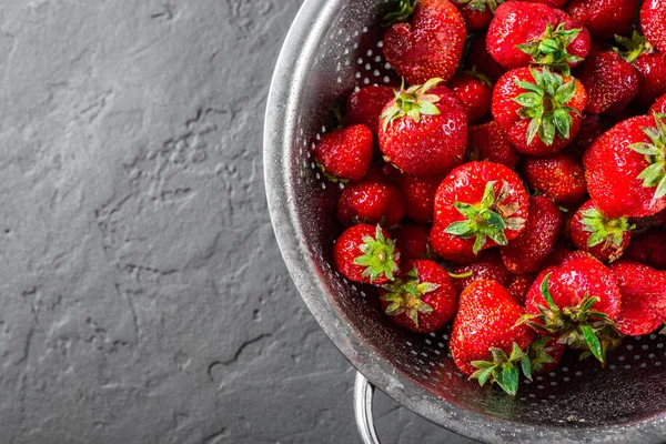 Frische Saftige Rote Erdbeeren Edelstahlsieb Auf Dunkelgrauem Schwarzem Schieferhintergrund — Stockfoto