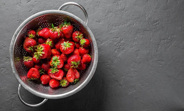Frische Saftige Rote Erdbeeren Edelstahlsieb Auf Dunkelgrauem Schwarzem Schieferhintergrund — Stockfoto