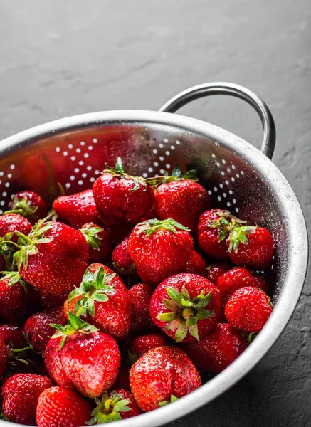 Frische Saftige Rote Erdbeeren Edelstahlsieb Auf Dunkelgrauem Schwarzem Schieferhintergrund — Stockfoto