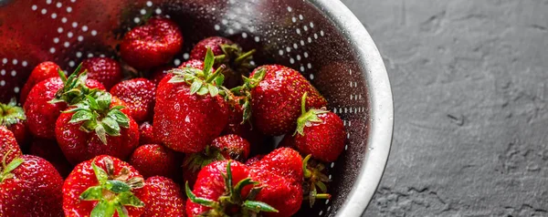 Frische Saftige Rote Erdbeeren Edelstahlsieb Auf Dunkelgrauem Schwarzem Schieferhintergrund — Stockfoto