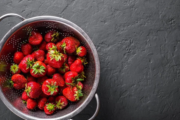 Frische Saftige Rote Erdbeeren Edelstahlsieb Auf Dunkelgrauem Schwarzem Schieferhintergrund — Stockfoto