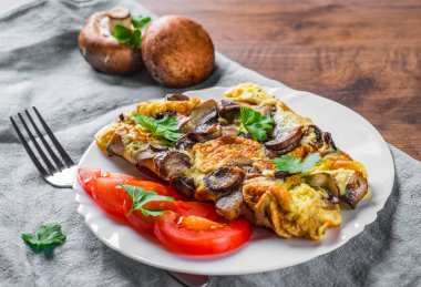 ahşap masa arka plan üzerinde beyaz plaka mantar ile omlet