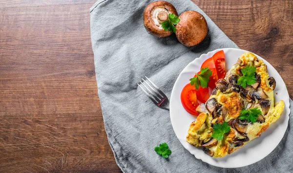 Omelette Mit Pilzen Weißem Teller Auf Holztischhintergrund — Stockfoto