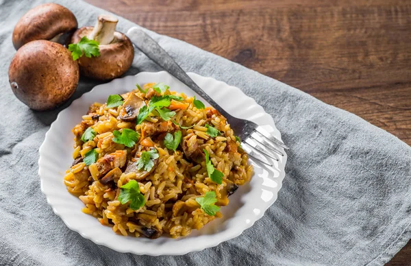 Carne Con Arroz Champiñones Verduras Plato Blanco Sobre Fondo Mesa — Foto de Stock