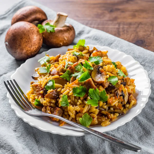 Vlees Met Rijst Champignons Groenten Witte Plaat Houten Tafel Achtergrond — Stockfoto