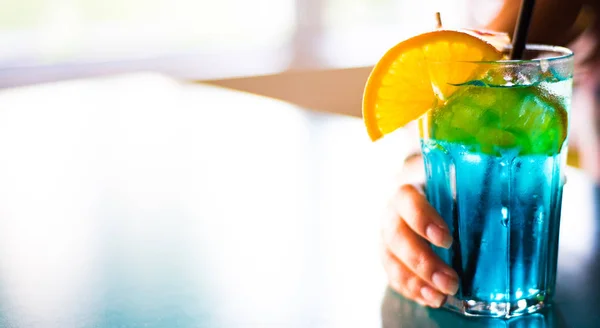 Main Jeune Fille Tenant Verre Avec Cocktail Limonade Bleue Avec — Photo