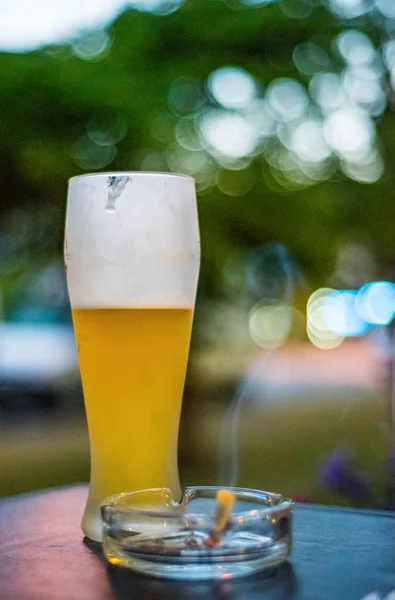 Bicchiere Birra Tavolo Legno Con Posacenere Con Sigaretta Fumogena — Foto Stock