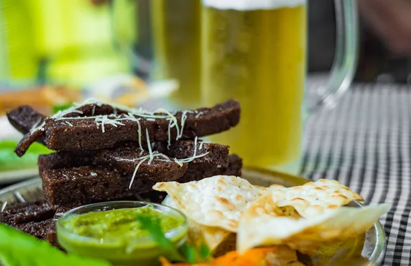 Pão Centeio Croutons Lanche Com Alho Copo Cerveja Mesa Bar — Fotografia de Stock