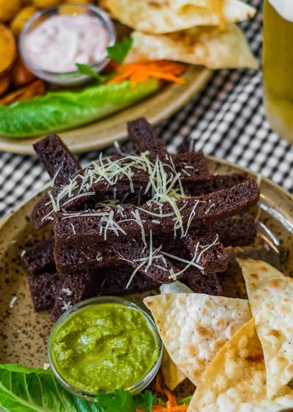 Crutones Pan Con Ajo Otros Aperitivos Con Vaso Cerveza Mesa — Foto de Stock