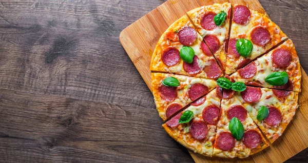 Pizza Pepperoni Serem Mozzarella Salami Sosem Pomidorowym Pieprzem Przyprawami Świeżą — Zdjęcie stockowe