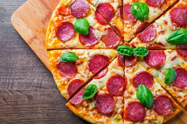 Pizza Pepperoni Serem Mozzarella Salami Sosem Pomidorowym Pieprzem Przyprawami Świeżą — Zdjęcie stockowe