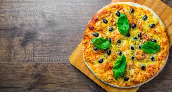 Pizza Mit Mozzarella Tomaten Paprika Oliven Gewürzen Und Frischem Basilikum — Stockfoto
