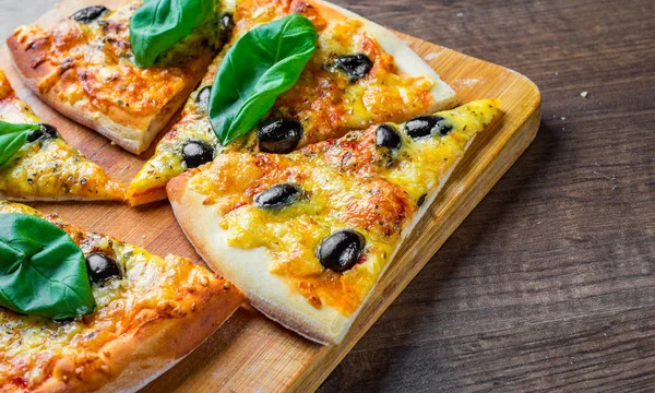 Піца Сиром Mozzarella Помідори Перець Оливка Спеції Свіжий Базилік Італійська — стокове фото