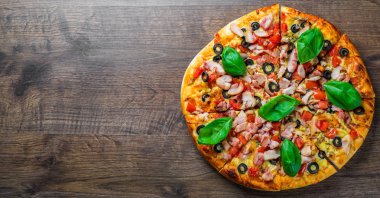 Tavuk eti, Mozzarella peyniri, domates, zeytin pizza. Ahşap arka plan üzerinde İtalyan pizza