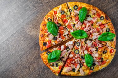 Tavuk eti, Mozzarella peyniri, domates, zeytin pizza. Ahşap arka plan üzerinde İtalyan pizza