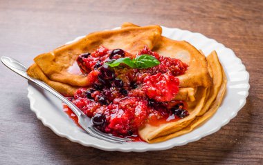 Beyaz tabakta taze çilek reçeli ile Krep 