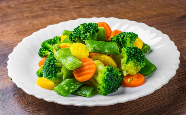 Смешанные Овощи Зеленый Боб Брокколи Морковь Белой Тарелке Деревянном Фоне — стоковое фото