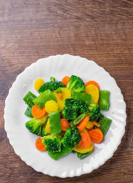 Смешанные Овощи Зеленый Боб Брокколи Морковь Белой Тарелке Деревянном Фоне — стоковое фото