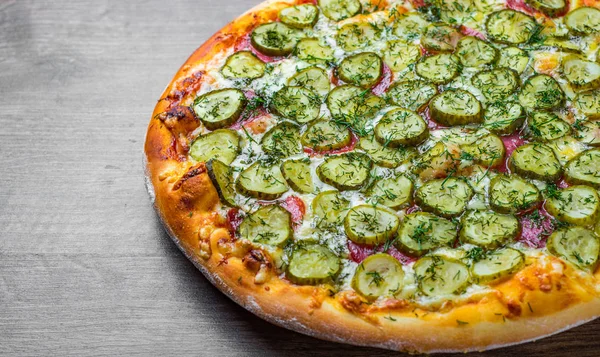 Pizza Con Queso Mozzarella Salami Tocino Salsa Tomate Eneldo Fresco — Foto de Stock