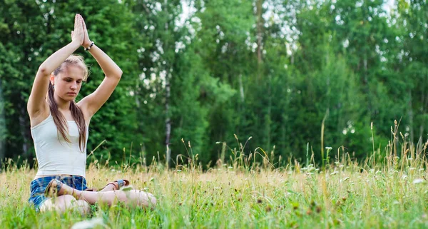 Young Teenager Brunette Girl Long Hair Practicing Yoga Grass Park — Stock Photo, Image