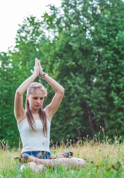 Young Teenager Brunette Girl Long Hair Practicing Yoga Grass Park — Stock Photo, Image