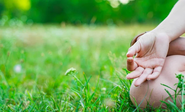 Yoga Meditation Parken Kvinnans Hand Att Meditera Utomhus — Stockfoto