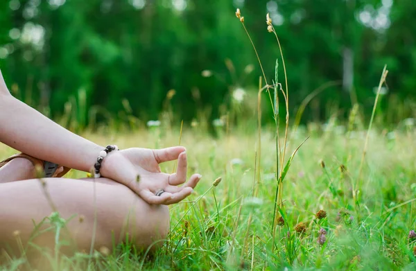 Parkta Yoga Meditasyonu Kadın Eli Açık Meditasyon Için — Stok fotoğraf