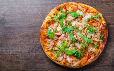 Mozzarella peynirli pizza, somon balığı, domates sosu, biber. Ahşap masa arka planda İtalyan pizza