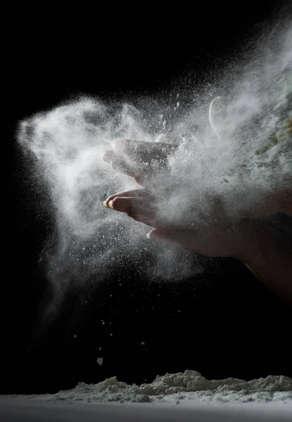 Kobieta Kucharz Ręka Klaskać Splash Białej Mąki Czarnego Tła Kopią — Zdjęcie stockowe