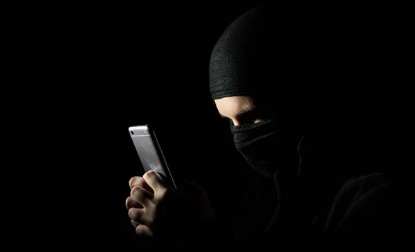 Close Van Hacker Met Behulp Van Smart Phone Jong Volwassen — Stockfoto