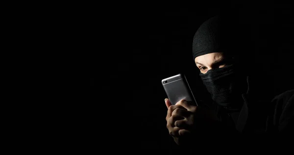 Zbliżenie Hacker Przy Pomocy Silny Telefon Młoda Dziewczyna Dorosłych Czarnych — Zdjęcie stockowe