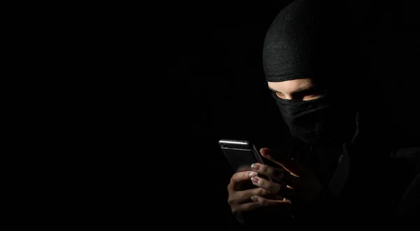 Close Van Hacker Met Behulp Van Smart Phone Jong Volwassen — Stockfoto