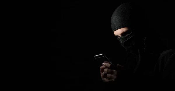 Close Van Hacker Met Behulp Van Smart Phone Jong Volwassen — Stockfoto