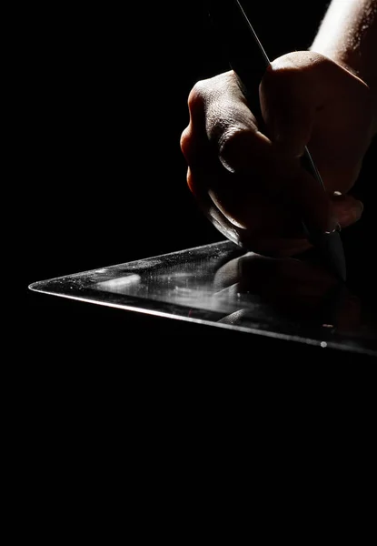 デジタル署名の概念 女性の手は コピースペースと黒い暗い背景にデジタルタブレットにデジタル署名 — ストック写真